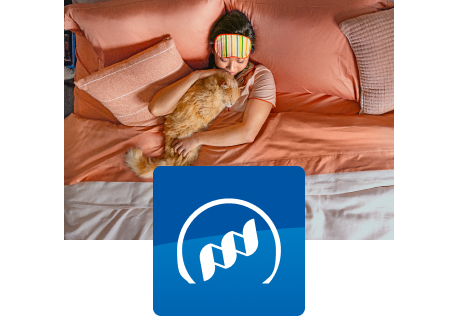 Kat rust met baasje in bed